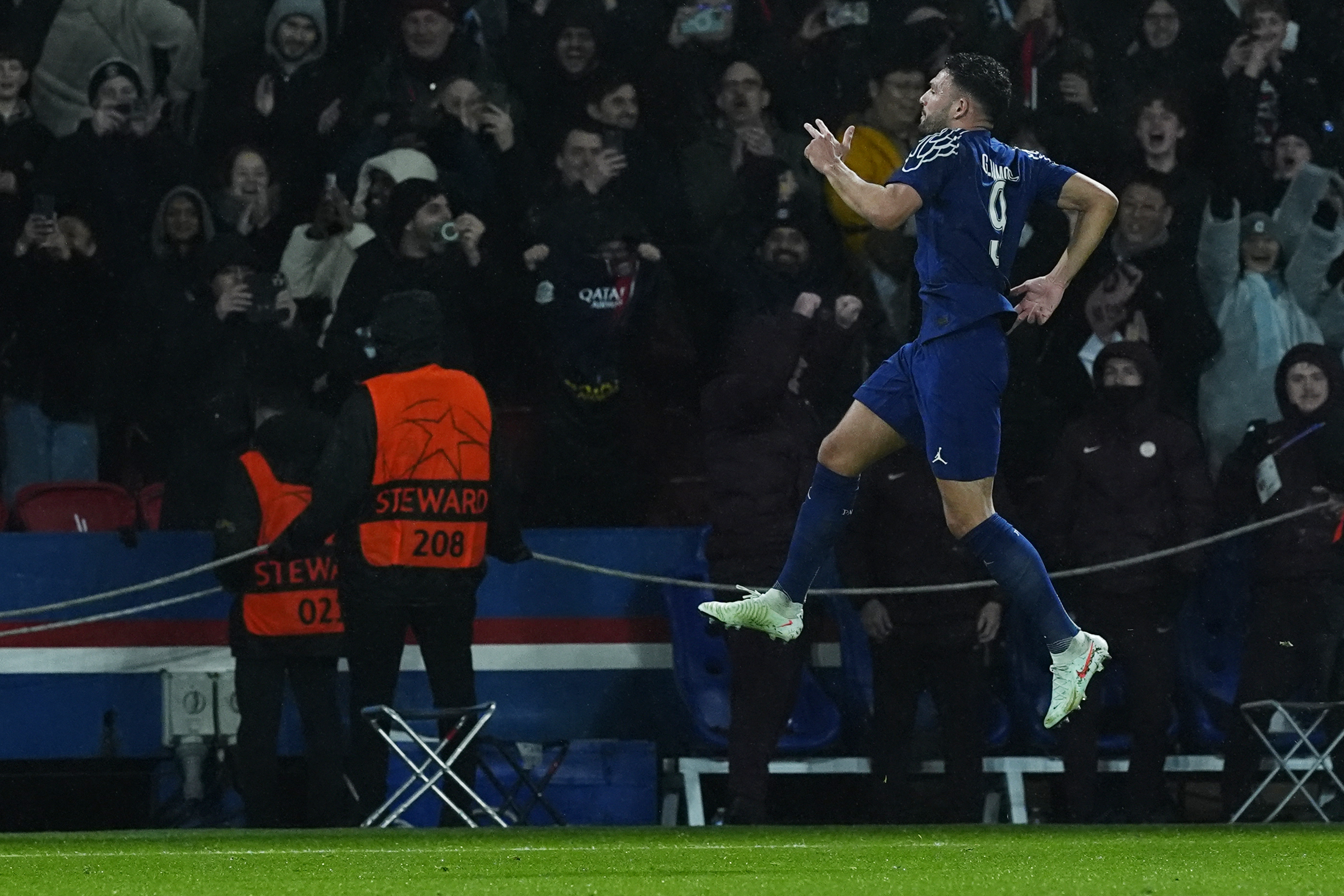 包含巴黎圣日耳曼追求欧冠胜利的执着的词条