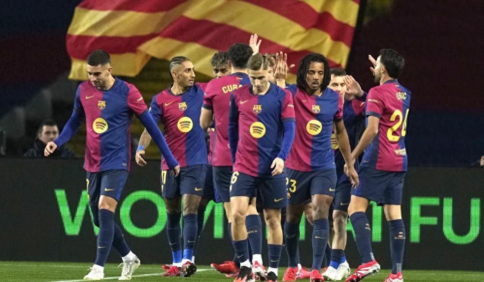 西甲赛场上两队实力对抗，战况激烈