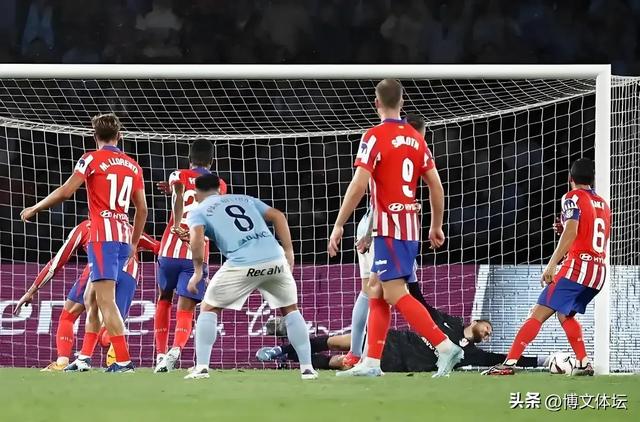 西甲赛场上两队实力对抗，战况激烈