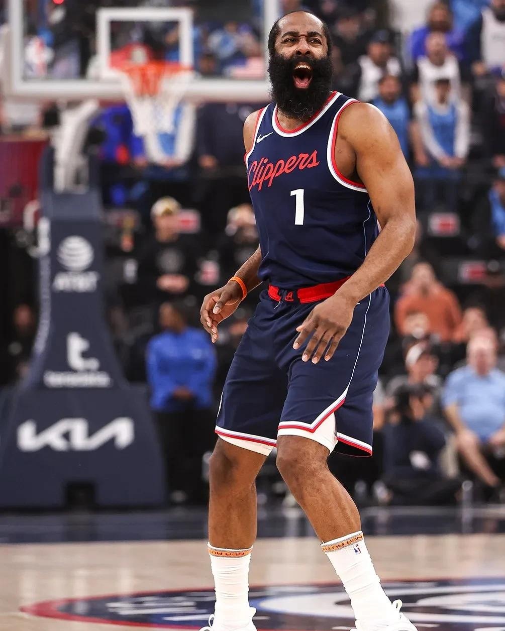 篮球巨星在比赛中创造了令人惊叹的一幕