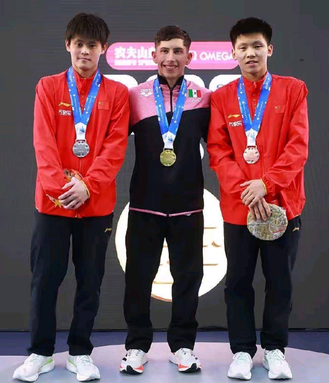 跳水队员合作默契，获得成功