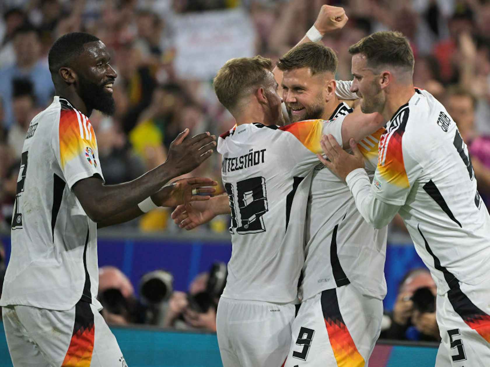 欧洲赛事中引人瞩目的较量,胜者晋级 欧洲赛事中引人瞩目的较量,胜者晋级