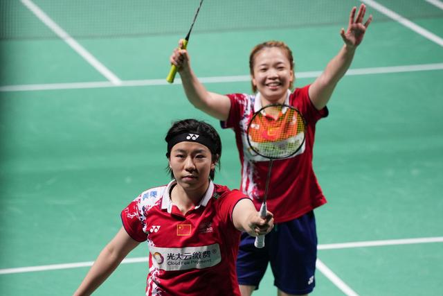 西班牙女排队员勇夺羽毛球双打金牌 西班牙女排队员勇夺羽毛球双打金牌