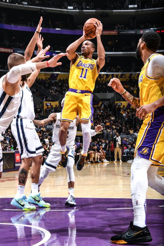 成功守住领先优势,球队夺得关键胜利 成功守住领先优势,球队夺得关键胜利