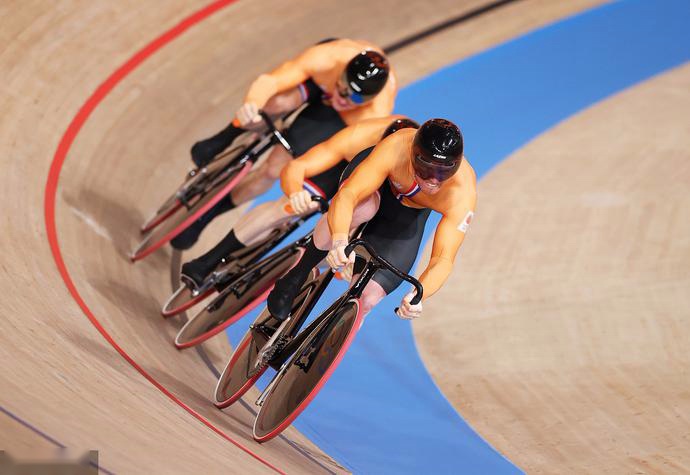 荷兰运动员在自行车比赛中夺冠