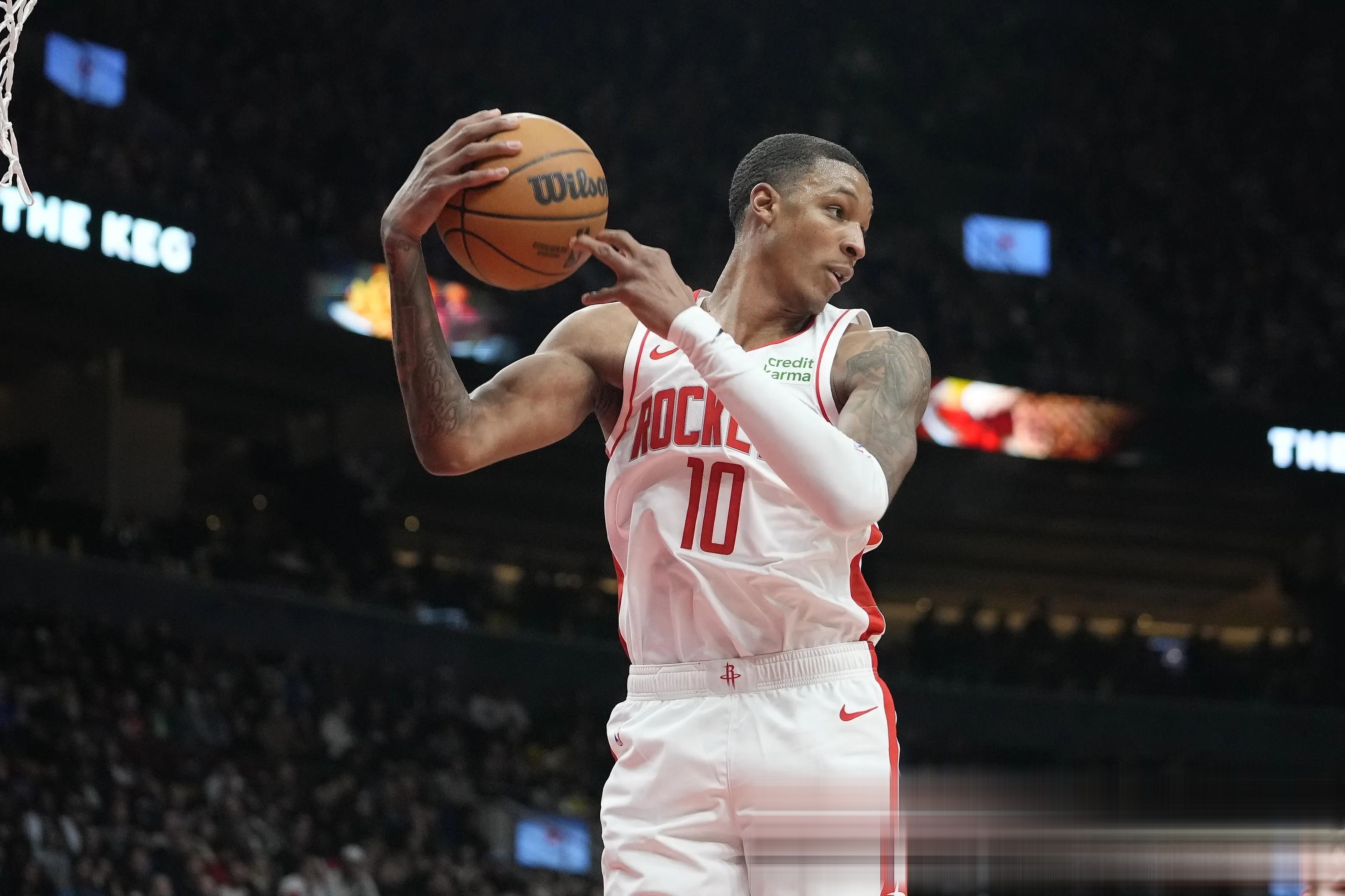 火箭客场惊险击败独行侠