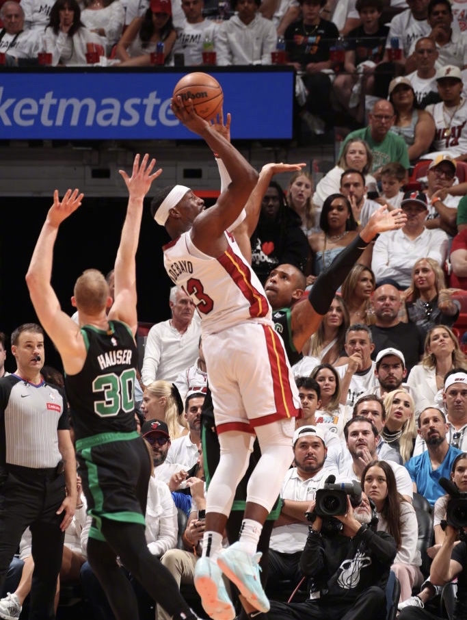 猛龙惊险击败凯尔特人，西亚卡姆关键时刻发威