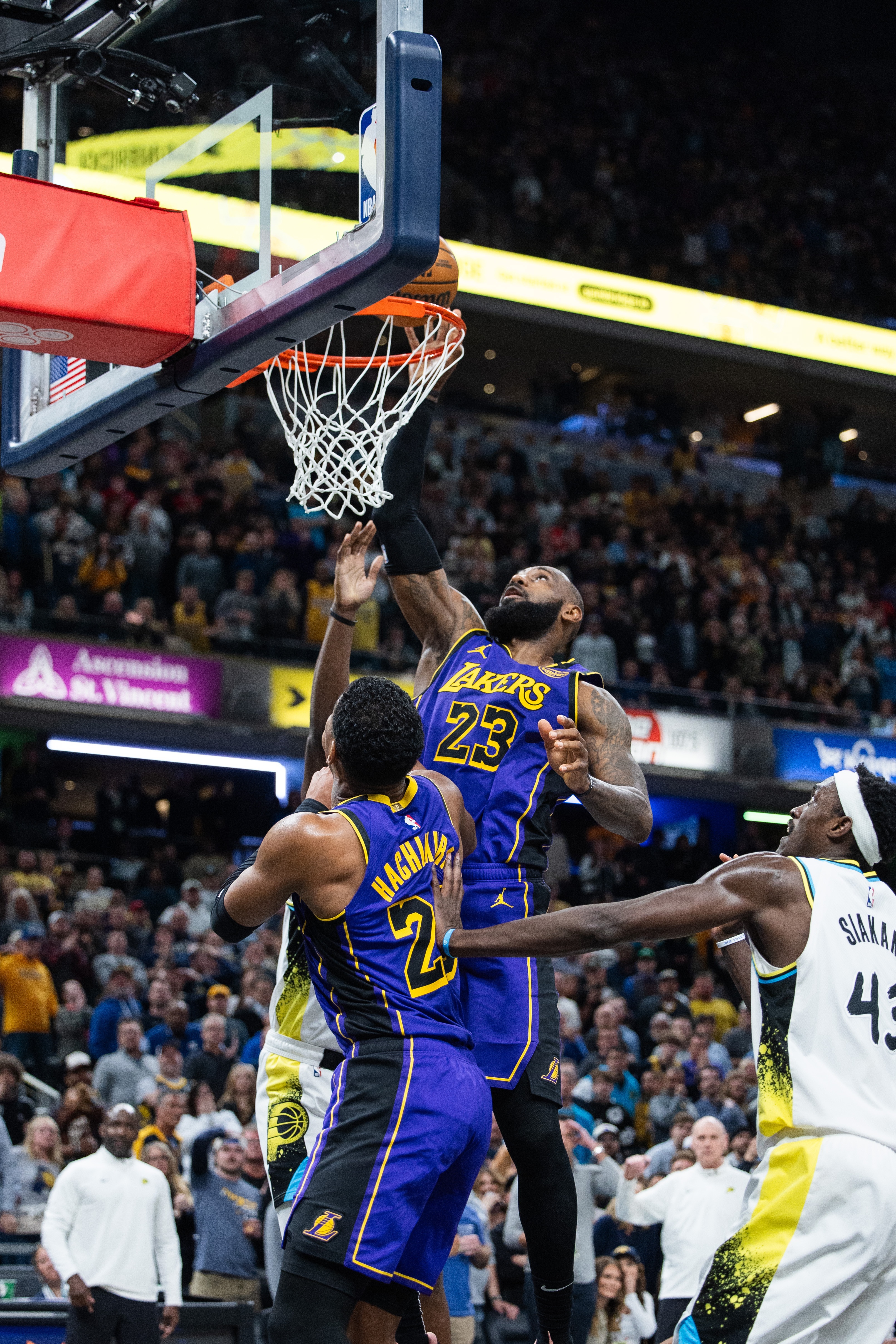 「湖人惨败独行侠，遭遇失利」